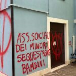 Scritte sui muri di Vasto contro i giudici della famiglia nel bosco di Palmoli: due indagati di Pescara