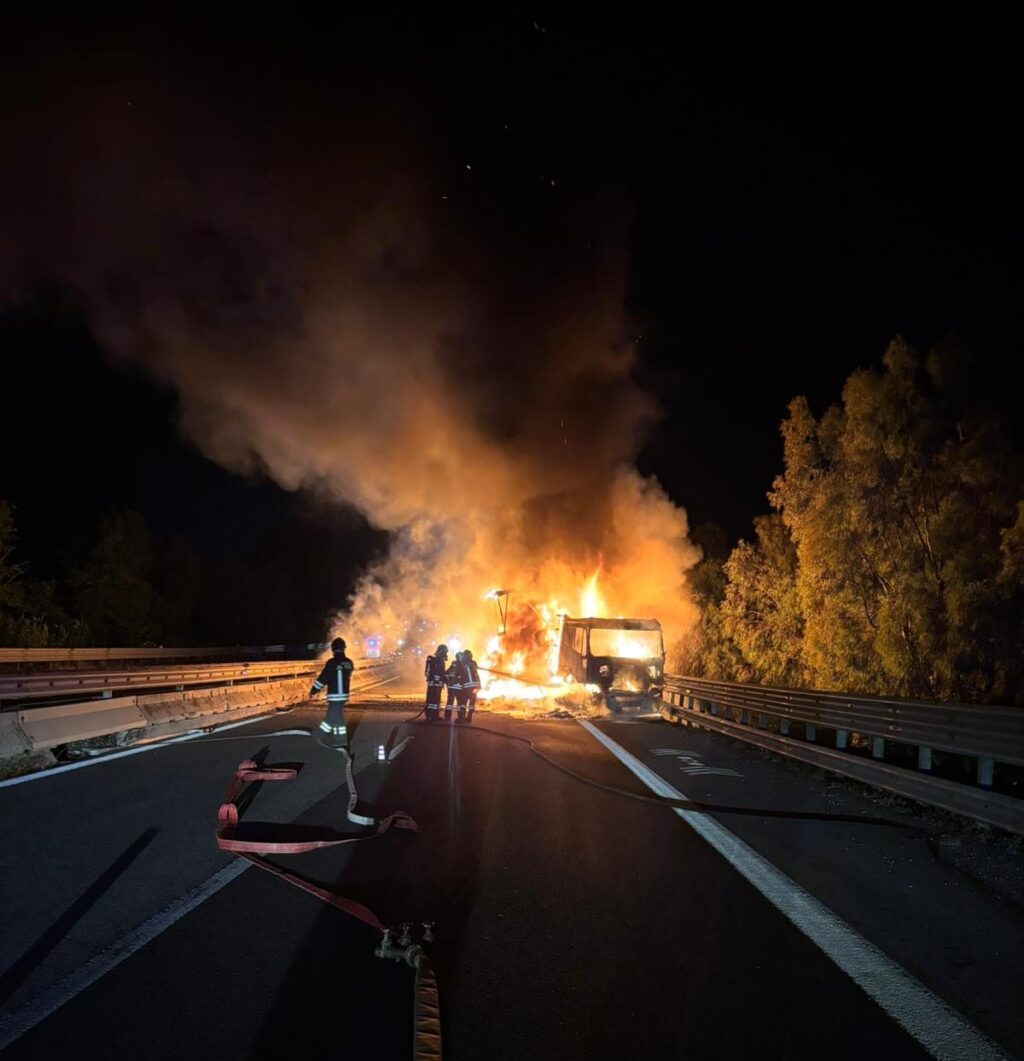 Autostrada A14 bloccata nella notte per un incendio prima del viadotto Salinello