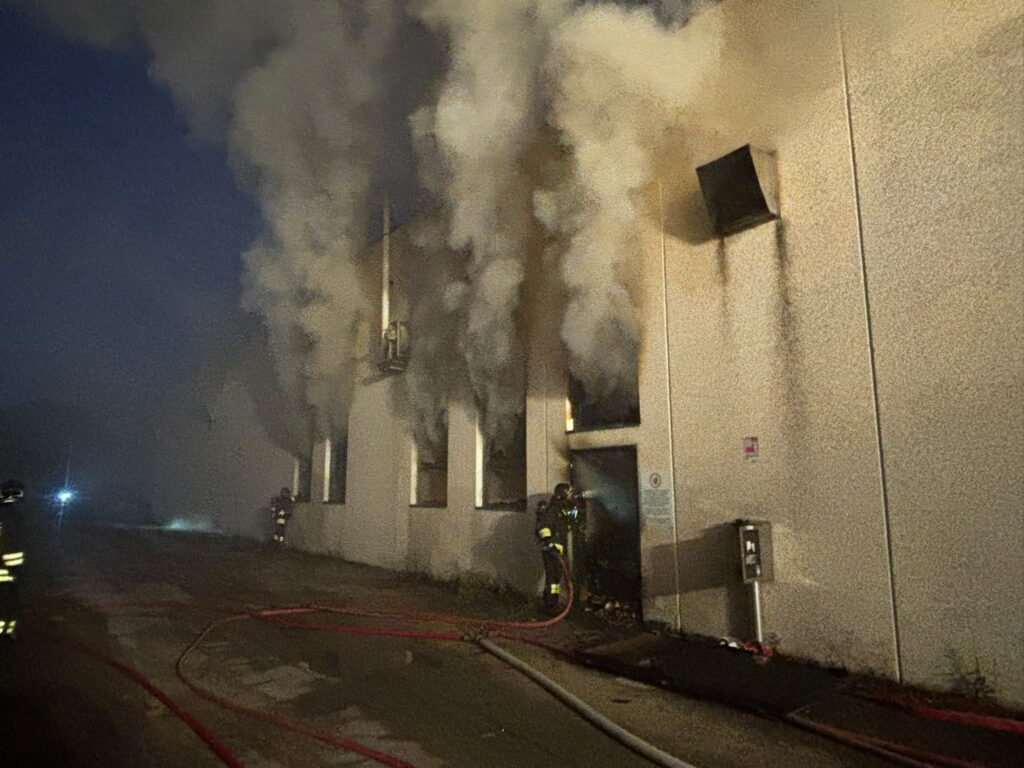 Incendio in un magazzino di Piane Vomano di Colledara: venti vigili del fuoco impegnati nell'operazione