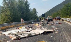 Incidente sulla Rieti-Terni, scontro tra pullman e camper: 6 morti. Coinvolte anche tre auto