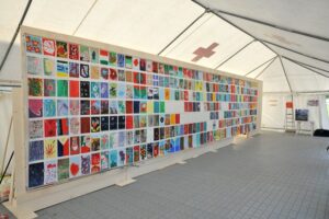 “L’onda della memoria” all’Aquila, la creatrice Anna Seccia cerca i 332 cittadini che con lei, nel 2009, diedero vita all'opera a Centi Colella