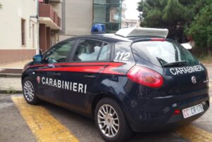 E' ai domiciliari a Giulianova: prende a sprangate il vicino che non vuole accompagnarlo a Mosciano. Finisce in carcere
