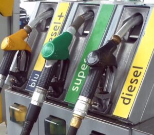 Prezzo dei carburanti, Eni fissa un tetto massimo: benzina non oltre 1,99 euro e gasolio non più di 2,19 al litro