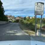 Prosegue il programma di sfalcio: manutenzione quotidiana per strade e aree verdi. Femminella e Stella: “Un lavoro costante e quotidiano”.