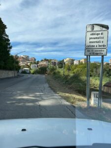 Prosegue il programma di sfalcio: manutenzione quotidiana per strade e aree verdi. Femminella e Stella: “Un lavoro costante e quotidiano”.