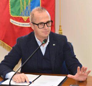 Scontistica sul trasporto pubblico dimenticata dalla Regione per gli studenti: l'ira di Di Marco e Simone D'Alfonso