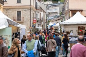 Tornareccio Regina di Miele 2026: al via la 20ª edizione, domenica ospite speciale Beppe Convertini
