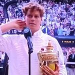 Tennis, Sinner non giocherà a Pechino, l’annuncio sui social: «Il ginocchio non è ancora pronto»