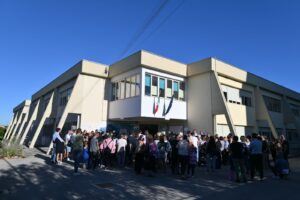 I bambini della famiglia nel bosco a scuola a Vasto: primo giorno tra curiosità e occhi puntati addosso