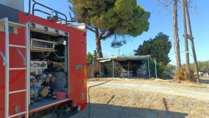 I vigili del fuoco intervengono per spegnere gli incidenti di Pineto e Atri