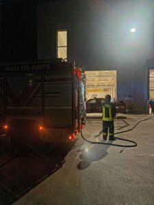 Fiamme in un'azienda di Castellalto, evacuati 50 operai: arrivano i vigili del fuoco per spegnere l'incendio