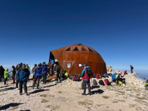 Inaugurato il bivacco a Monte Amaro. Pacentro e Fara San Martino unite per la tutela della Maiella: «La montagna non conosce confini»
