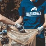 Un'immagine di pulizia della spiaggia: rinviata l'iniziativa di Roseto