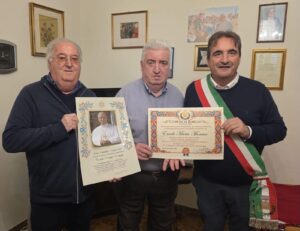 Un'immagine di Ercole Monaco al centro tra il parroco e il figlio Alessio, sindaco di Rosello