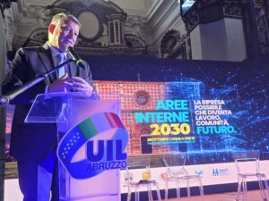 Un'immagine del segretario Uil Pierpaolo Bombardieri all'incontro dell'Aquila