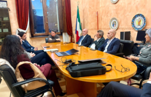 Un momento dell'incontro avvenuto in Comune tra il sindaco Di Pangrazio e Antidormi dell'Ater dell'Aquila