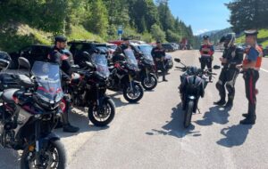 Una foto di repertorio dei carabinieri in servizio durante un posto di blocco