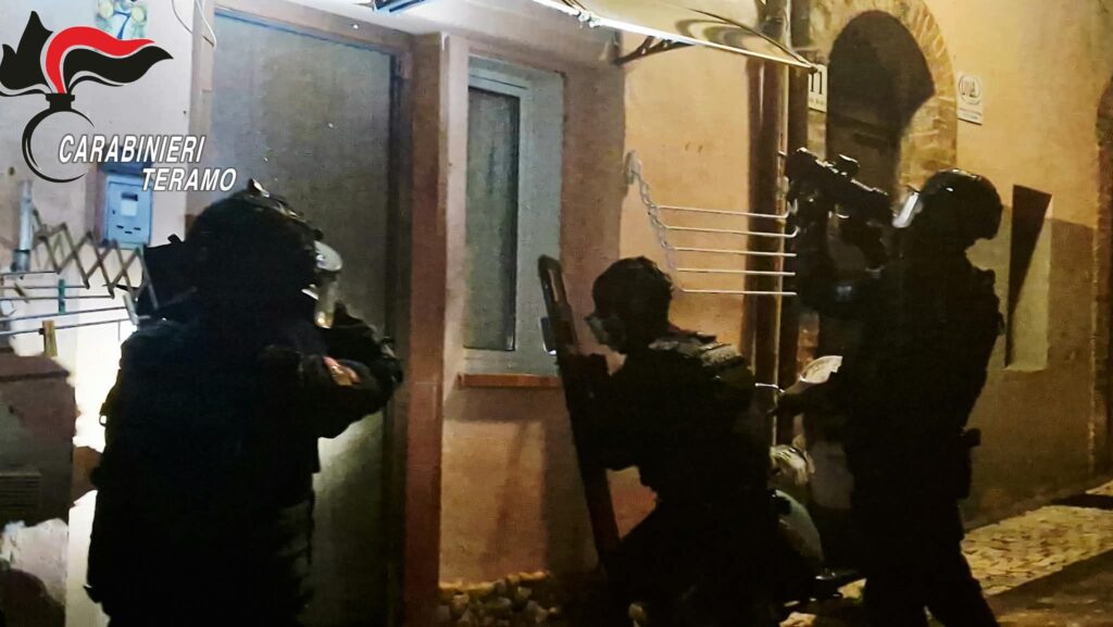 Un'immagine dell'irruzione dei carabinieri durante l'operazione a Giulianova