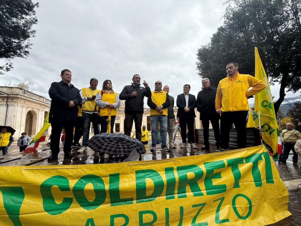 Un'immagine della manifestazione della Coldiretti all'Aquila davanti all'Emiciclo