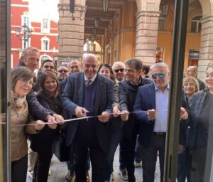 Un'immagine dell'inaugurazione della sede elettorale di Mario Colantonio a Chieti