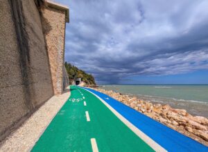 Un'immagine della ciclopedonale della Costa dei Trabocchi interessata alla Bcc Half Marathon di podismo