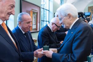 Un'immagine della consegna del distintivo da parte del presidente Mattarella a Filippo Antonio De Cecco