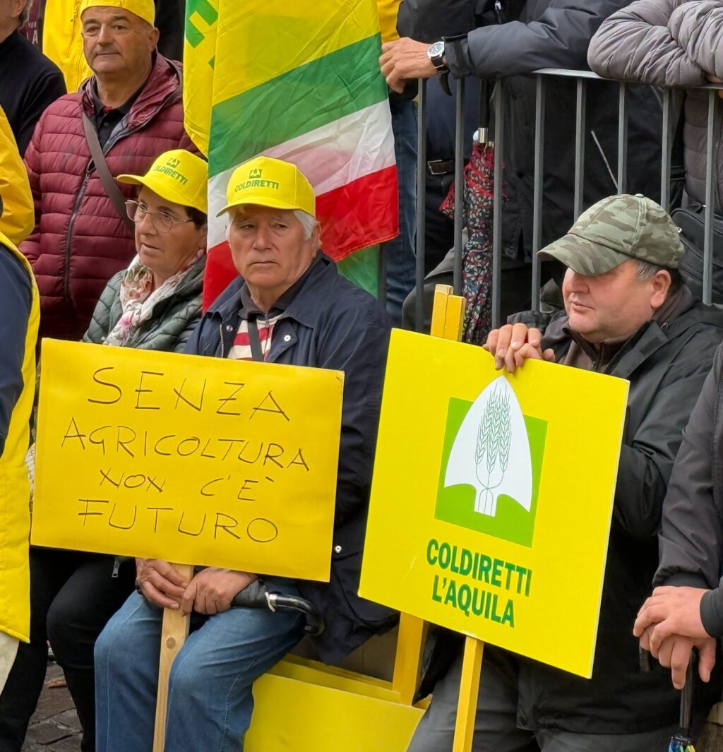 Protesta degli agricoltori all'aquila della Coldiretti per il caro gasolio