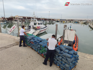 Controlli sulla filiera della pesca: a Martinsicuro fermato un furgone con 2.685 kg di vongole prove di tracciabilità