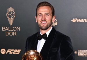 Il centravanti inglese del Bayern premiato con il Pallone d'Oro