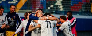 Un'immagine di esultanza dei giocatori dell'Aquila calcio