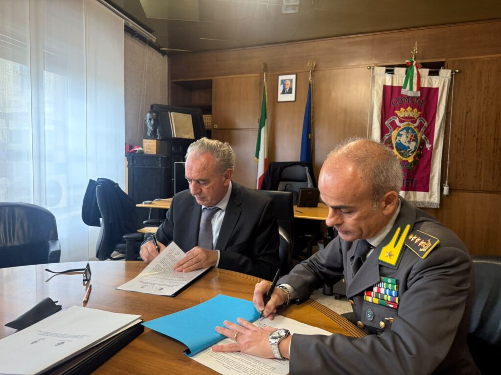 Un'immagine della firma del protocollo d'intesa con il sindaco di Chieti Legnini e il colonnello della Finanza Otranto
