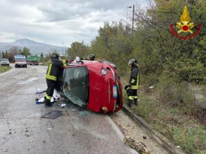 Una foto della macchina ribaltata sul territorio comunale di Ancarano