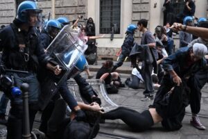 Scontri a Milano: piazza Duomo trasformata in un campo di battaglia tra manifestanti e forze dell'ordine