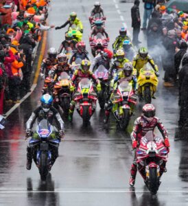 Un'immagine delle moto sotto la pioggia sul circuito di Phillip Island in Australia