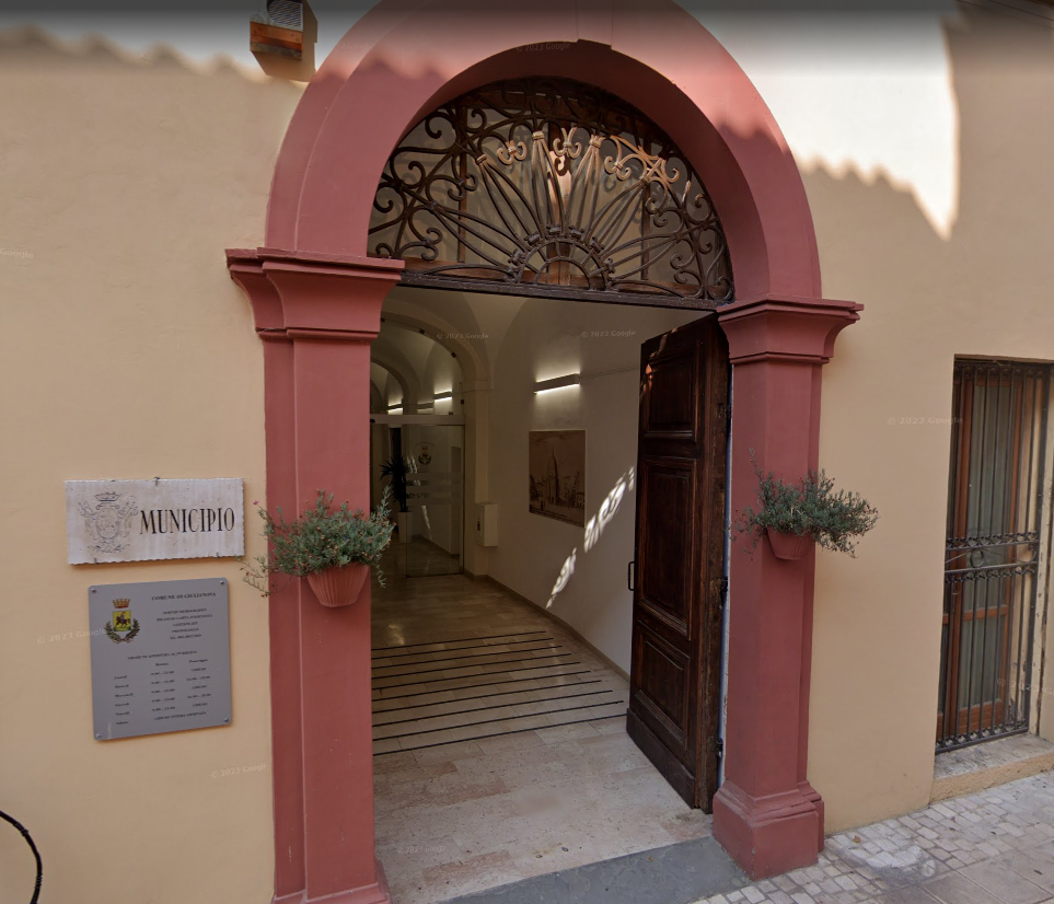 Un'immagine del municipio di Giulianova