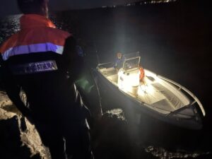 Un'immagine del salvataggio di un natante da diporto operato dagli uomini della Guardia Costiera di Ortona
