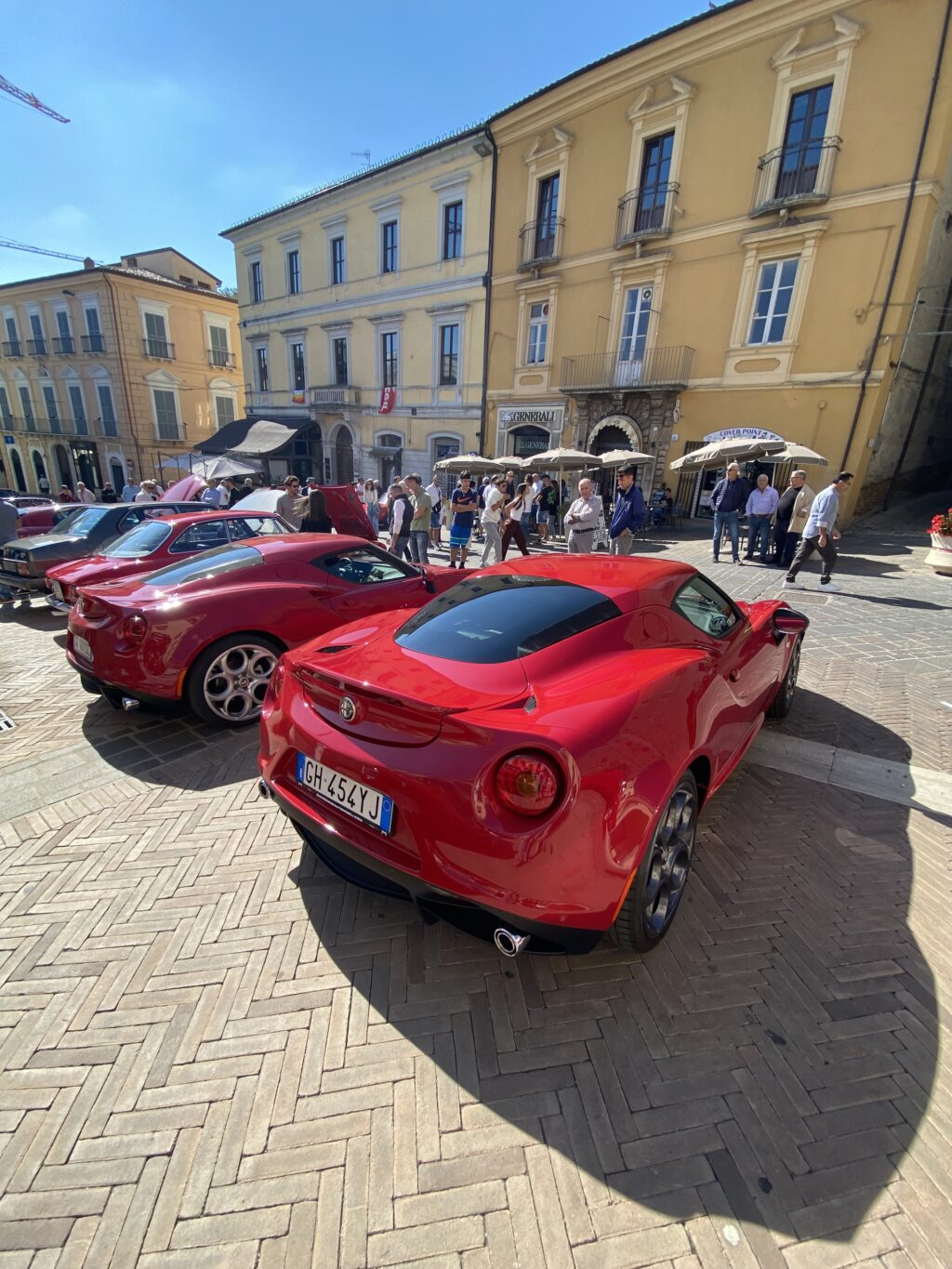 In piazza Luca da Penne il raduno delle Alfa Romeo storiche