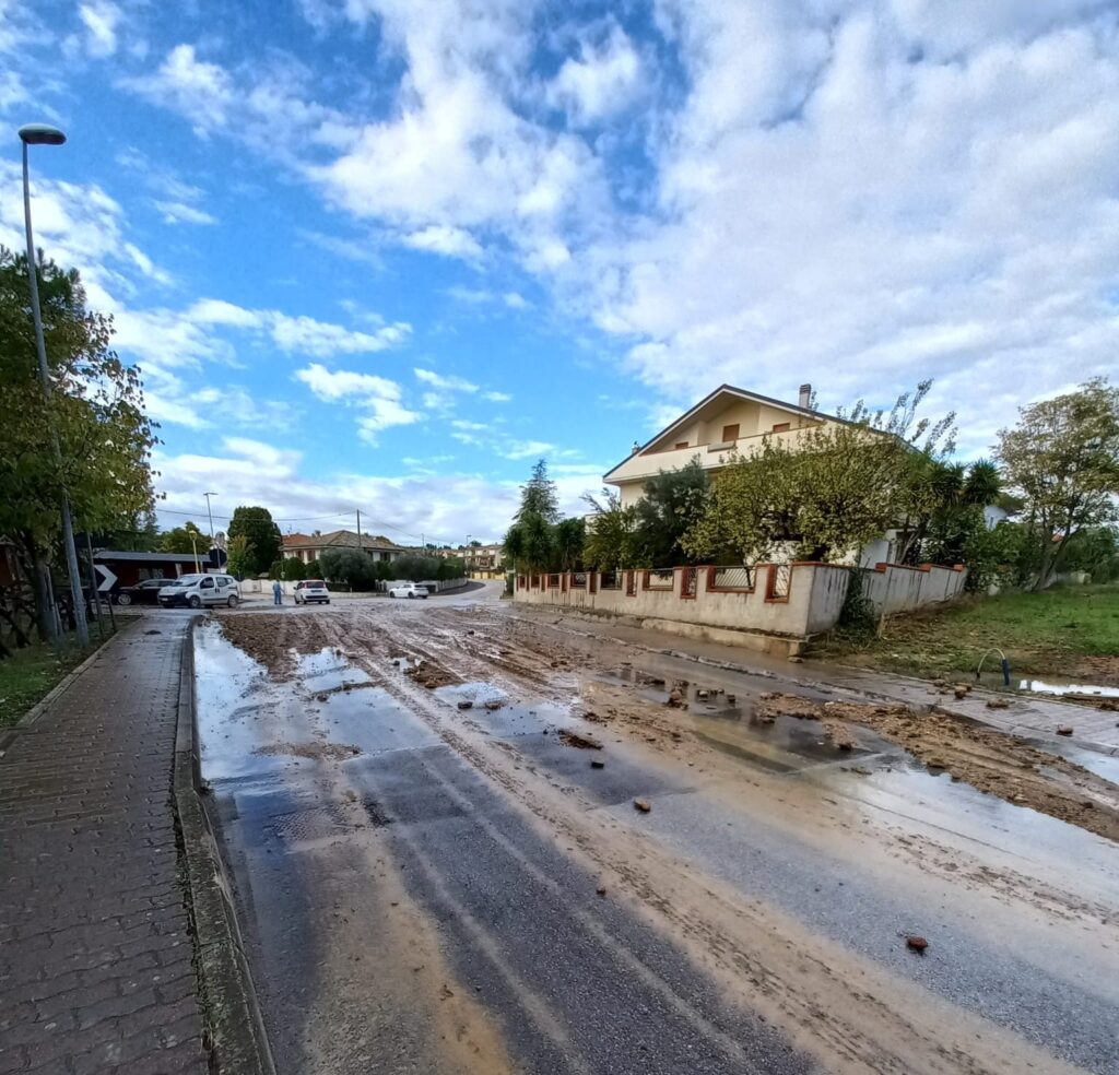 L'area interessata dalla fuoriuscita d'acqua a Rosciano