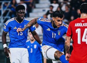 Seconda vittoria dell’Italia in Nations League. A Bologna nella quarta gara del girone gli azzurri hanno battuto 2-1 la Turchia. Gol di Gianluca Scamacca in un primo tempo in cui la Turchia si è fatta preferire per possesso palla e fluidità della manovra che comunque non ha prodotto nitide palle gol. Invece il centravanti dell’Atalanta ha colpito al primo pallone giocabile. Nella ripresa, dopo 16’ il pareggio di Simsir. L’Italia è tornata subito in vantaggio con il difensore Riccardo Calafiori, un gol contestato dai turchi, ma l’arbitro e il Var non hanno ravvisato irregolarità nell’azione. Nell’altra sfida il Belgio ha battuto (1-0) la Francia domicilio grazie alla rete di Lukebakio. Questa la classifica del gruppo 1: Belgio 9; Francia e Italia 7; Turchia 0. • L’Italia tornerà in campo giovedì 12 novembre, alle ore 20.45 contro la Francia allo stadio Giuseppe Meazza di Milano. Poi, Belgio-Italia, domenica 15 novembre, alle ore 20.45, allo stadio Re Baldovino di Bruxelles.