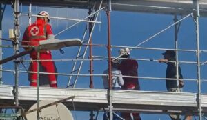 Un'immagine della protesta degli operai su un cantiere di Torricella Sicura