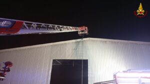 Un'immagine delle operazioni di spegnimento delle fiamme a Martinsicuro